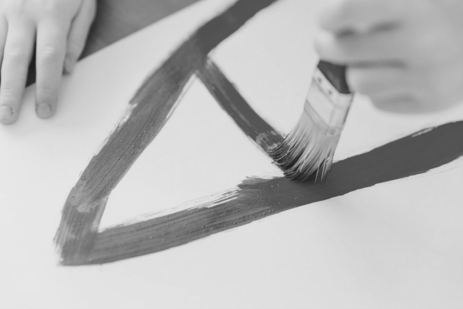 Composizione artistica di natura morta con elementi classici disposti per studio del chiaroscuro